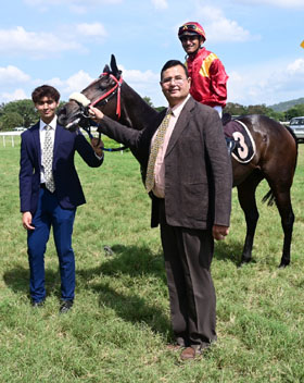 Sunshine Coast (Y S Srinath up) winner of the PANCHGANI PLATE (DIV-II), being led in by trainer Eshwer M on Friday races at Mysore.